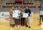 La alcaldesa entrega las becas a deportistas de alto inters municipal en el Palacio de Deportes