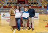 La alcaldesa entrega las becas a deportistas de alto interés municipal en el Palacio de Deportes