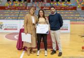 La alcaldesa entrega las becas a deportistas de alto inters municipal en el Palacio de Deportes