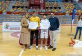 La alcaldesa entrega las becas a deportistas de alto interés municipal en el Palacio de Deportes