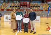 La alcaldesa entrega las becas a deportistas de alto inters municipal en el Palacio de Deportes