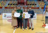 La alcaldesa entrega las becas a deportistas de alto inters municipal en el Palacio de Deportes