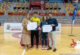La alcaldesa entrega las becas a deportistas de alto inters municipal en el Palacio de Deportes