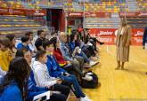 La alcaldesa entrega las becas a deportistas de alto interés municipal en el Palacio de Deportes