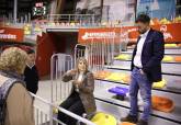 La alcaldesa, Noelia Arroyo, y el concejal de Deportes, Jos Martnez, en el Palacio de Deportes
