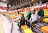 La alcaldesa, Noelia Arroyo, comprobando la instalacin de nuevos asientos en el Palacio de Deportes