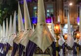 Los marrajos entonan su última Salve en la procesión de la Vera Cruz