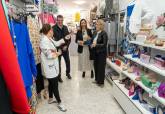 Visita de la alcaldesa Noelia Arroyo a los establecimientos del Centro Comercial Abierto