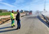 El concejal Jos Ramn Llorca comprobando las obras de asfaltado en Pozo de los Palos