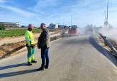 El concejal José Ramón Llorca comprobando las obras de asfaltado