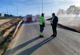 El concejal Jos Ramn Llorca comprobando las obras de asfaltado en Pozo de los Palos