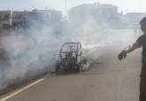 Bomberos de Cartagena extinguen el incendio de un coche eléctrico en Molinos Marfagones