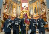 La Polica Local entrega un bandern a la Caridad.