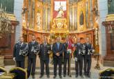 La Polica Local entrega un bandern a la Caridad.