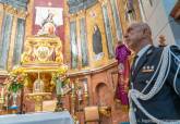 La Policía Local entrega un banderín a la Caridad.