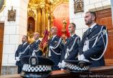 La Policía Local entrega un banderín a la Caridad.