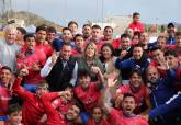 La alcaldesa con la Deportiva Minera celebrando el ascenso