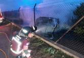 Incendios en una cochera y un coche.