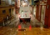 Los servicios municipales de limpieza trabajan toda la noche para dejar Cartagena lista para el segundo da de Cruces de Mayo