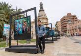 Samuel Aranda, fotgrafo de la exposicin 'El Juramento', de Cartagena Piensa, junto a Hroes de Cavite