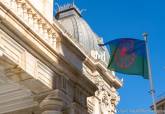 La bandera del pueblo gitano ondeando a las puertas del Palacio Consistorial