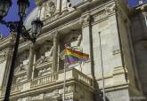 Bandera LGTBI a las puertas del Palacio Consistorial