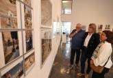 Visita de la alcaldesa Noelia Arroyo a la exposicin Lux Petrae II