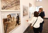 Visita de la alcaldesa Noelia Arroyo a la exposicin Lux Petrae II