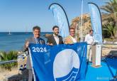 Entrega y colocacin de Banderas Azules en la playa de Cala Cortina, Cartagena. 
