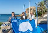 Entrega y colocacin de Banderas Azules en la playa de Cala Cortina, Cartagena. 