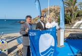 Entrega y colocacin de Banderas Azules en la playa de Cala Cortina, Cartagena. 