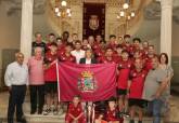 La alcaldesa recibe a la plantilla del Dolorense en el Palacio Consistorial