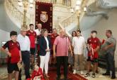 La alcaldesa recibe a la plantilla del Dolorense en el Palacio Consistorial