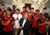 La alcaldesa recibe a la plantilla del Dolorense en el Palacio Consistorial