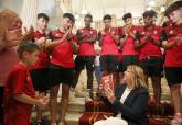 La alcaldesa recibe a la plantilla del Dolorense en el Palacio Consistorial