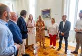 La alcaldesa y la consejera de empresa con concejales y representantes del mbito econmico y empresarial con los que se ha consensuado la creacin de la oficina de empresas de Cartagena
