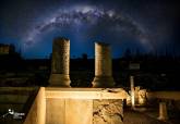 Vista nocturna del yacimiento del Foro Romano de Cartagena.