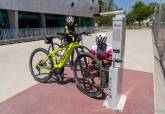 Estacin de reparacin de bicicletas en el exterior del Palacio de Deportes de Cartagena.