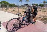 Estacin de reparacin de bicicletas en el exterior del Palacio de Deportes de Cartagena.