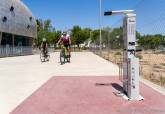 Estacin de reparacin de bicicletas en el exterior del Palacio de Deportes de Cartagena.