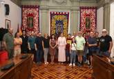 La alcaldesa de Cartagena, Noelia Arroyo, recibe a los participantes en el festival Trovalia.