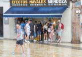 Turistas de crucero en la plaza del Ayuntamiento de Cartagena durante la tormenta, el mircoles 14 de agosto al medioda. 