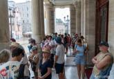 Turistas de crucero en la plaza del Ayuntamiento de Cartagena durante la tormenta, el mircoles 14 de agosto al medioda. 