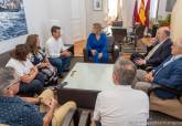 La alcaldesa recibe a Isaac Peral Delgado, que ha donado un retrato de la mujer de Isaac Peral