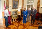 La alcaldesa recibe a Isaac Peral Delgado, que ha donado un retrato de la mujer de Isaac Peral