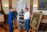 La alcaldesa recibe a Isaac Peral Delgado, que ha donado un retrato de la mujer de Isaac Peral
