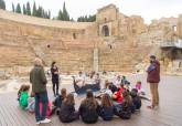 Actividad familiar en el Museo del Teatro Romano de Cartagena. 