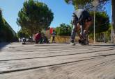 El Ayuntamiento repara tablas de madera en los suelos del exterior de El Batel