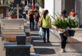 Los cartageneros visitan los cementerios con motivo del Día de Todos los Santos
