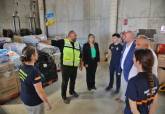 La alcaldesa de Cartagena, Noelia Arroyo, supervisa el envo de productos necesarios para ayudar en las inundaciones de Valencia. 